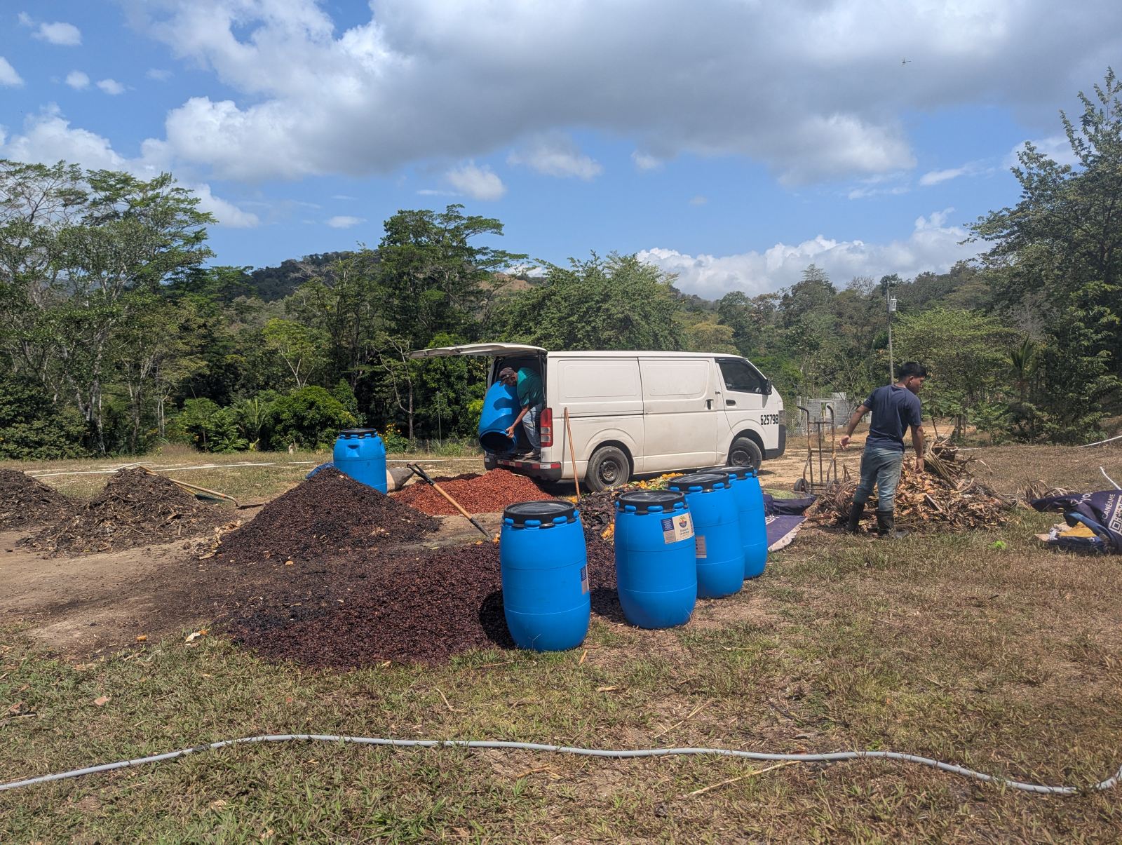 Tanques de orgánico llegando a la finca